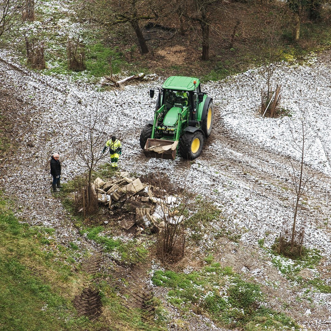 Altlasten Abtransport. 
.
Vor zwei Wochen wurden wir endlich den grossen Rest der Betonplatten-Altlasten los. Diese waren von der ehemaligen Schrebergartensiedlung übrig geblieben und auf einem grossen Teil des Geländes vertstreut und überwuchert. Nachdem wir sie im letzten Herbst mühsam von Hand zusammengetragen haben, wurden Sie nun abgeholt.
.
Besten Dank @stadtzh für den unkomplizierten Abtransport. 
.
#urbangardening #garten #nachbarschaftsgarten #zürichcity #gartenfreund #gemeinschaftsgarten
#seebach
#biogarten