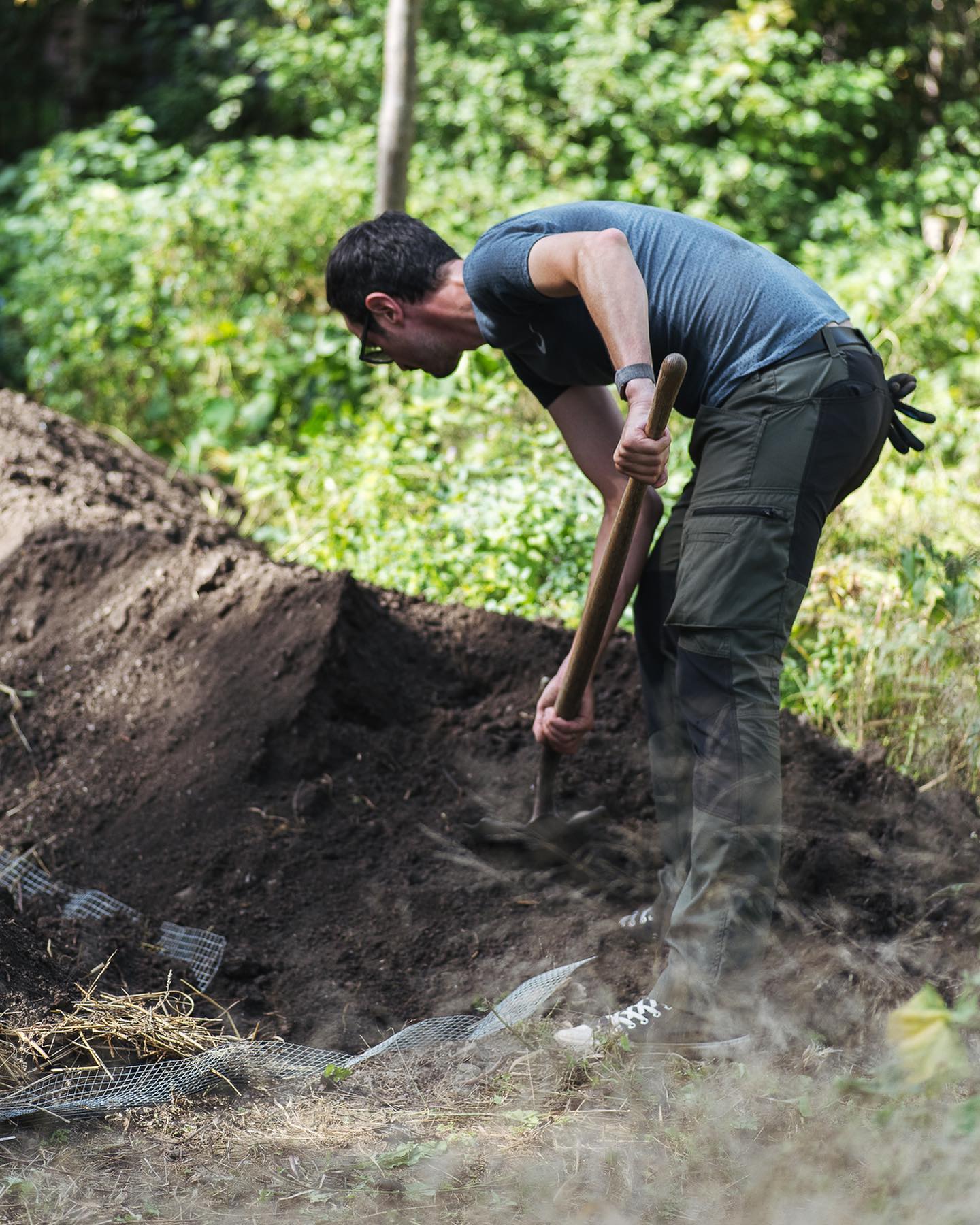 Der Gartenarbeitstag am Sonntag war ein voller Erfolg. Wir haben ein zweites Hügelbeet gebaut, das Halbschattenbeet beim Eingang angelegt. Pflanzenspenden unserer Mitglieder eingeplanzt. Ein grosses Blumenbeet neben dem Sitzplatz freigemacht. Ein Wildbienenhotel aufgebaut und Blumenzwiebeln gesetzt. 
.
Dank unserer kulinarischen Mitglieder wurden wir zwischendurch auch immer wieder mit Leckereien versorgt und zum Schluss gab es für alle einen Apéro und Pasta Essen. Herzlichen Dank Andrea für die viele Arbeit. 
.
Nun müssen noch weitere Blumenzwiebeln gesetzt werden und die beiden Stauden bzw. Blumenbeete bepflanzt werden. Ausserdem wollen wir die Wildhecke noch etwas erweitern vor dem Winter. 
.
#nachbarschaftsgarten #urbangardening #garten #gemeinschaftsgarten #zürichcity #seebach #urbanesgärtnern #städtischergarten #nachhaltigegärten #stadtgarten #gartentag #herbstgarten #gartenarbeit